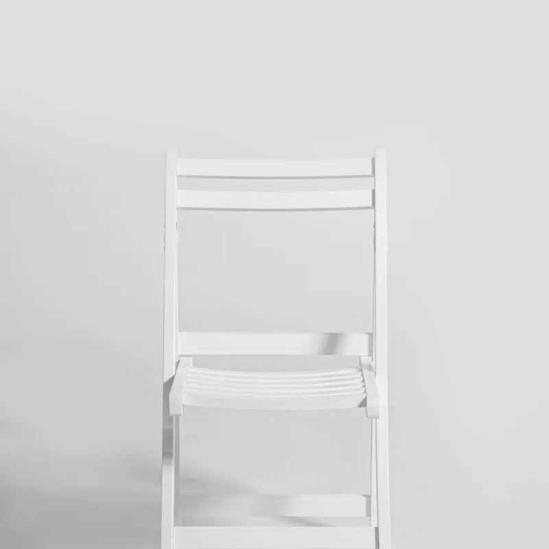Beyaz renk dalyan sandalyenin önü