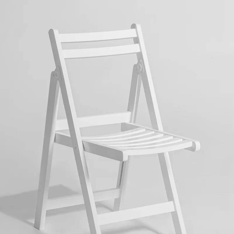 Beyaz renk dalyan sandalyenin çaprazı